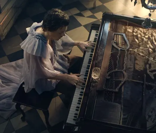 Inundado y tocando el piano, as est Harry Styles en Falling, su nuevo video.